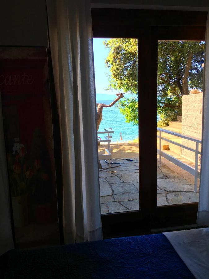 Secret Bay Apartment Palaiontsiflikion Bagian luar foto